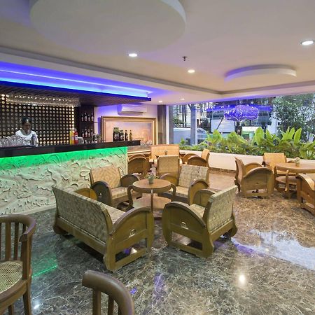 Grand Puri Saron Hotel Malioboro Jogjakarta Buitenkant foto