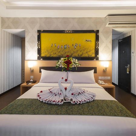 Grand Puri Saron Hotel Malioboro Jogjakarta Buitenkant foto