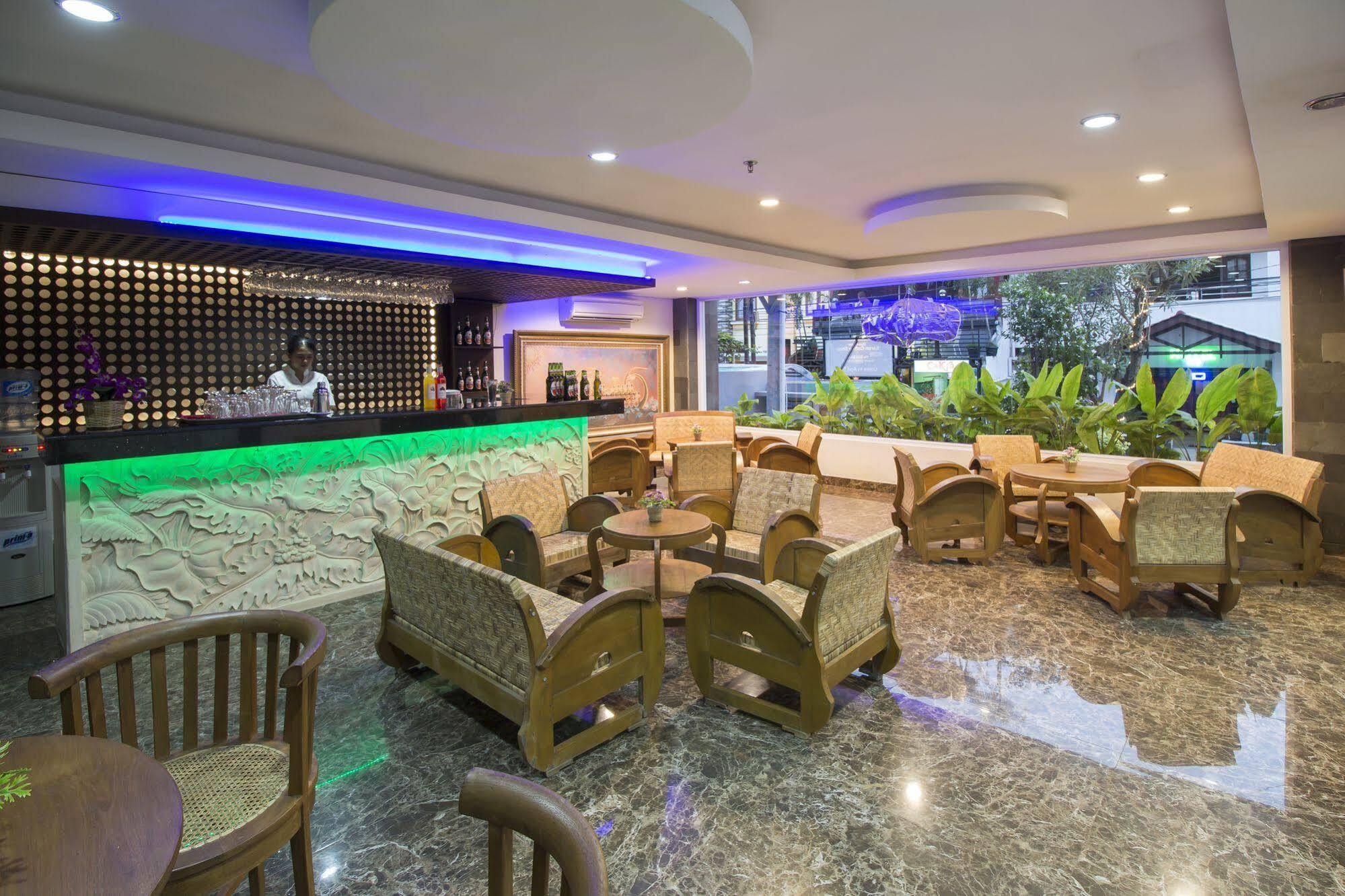 Grand Puri Saron Hotel Malioboro Jogjakarta Buitenkant foto