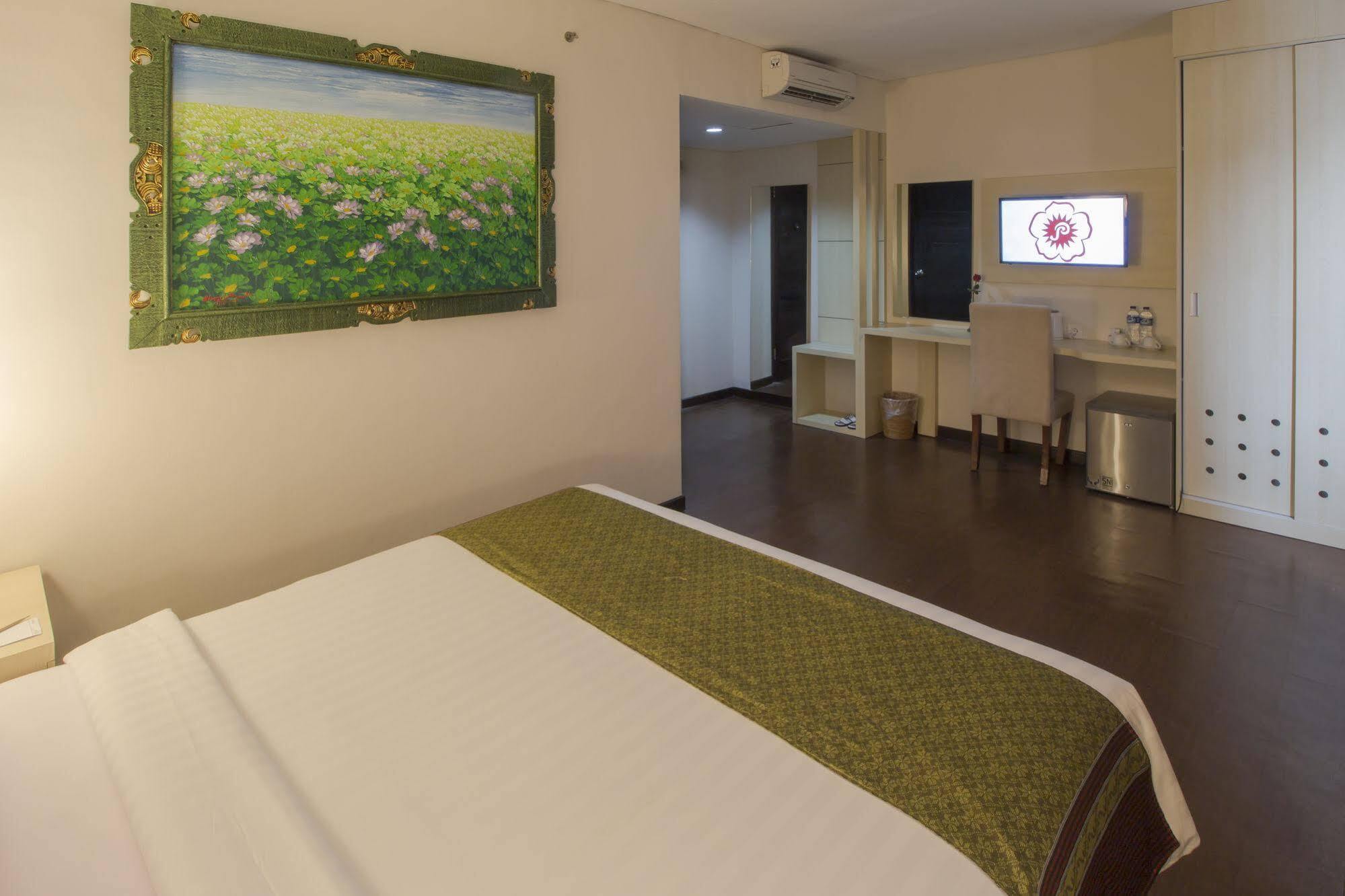 Grand Puri Saron Hotel Malioboro Jogjakarta Buitenkant foto