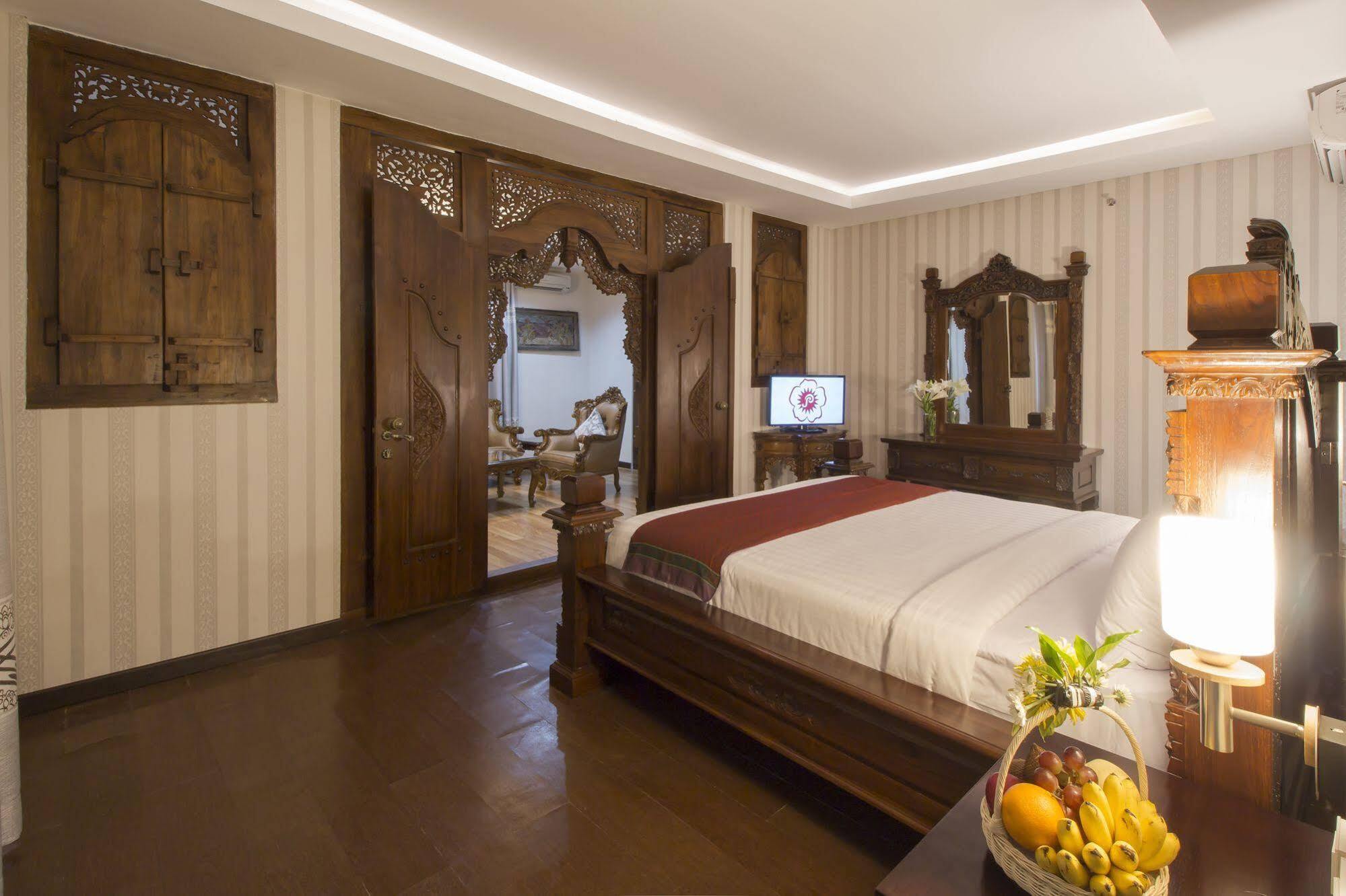 Grand Puri Saron Hotel Malioboro Jogjakarta Buitenkant foto