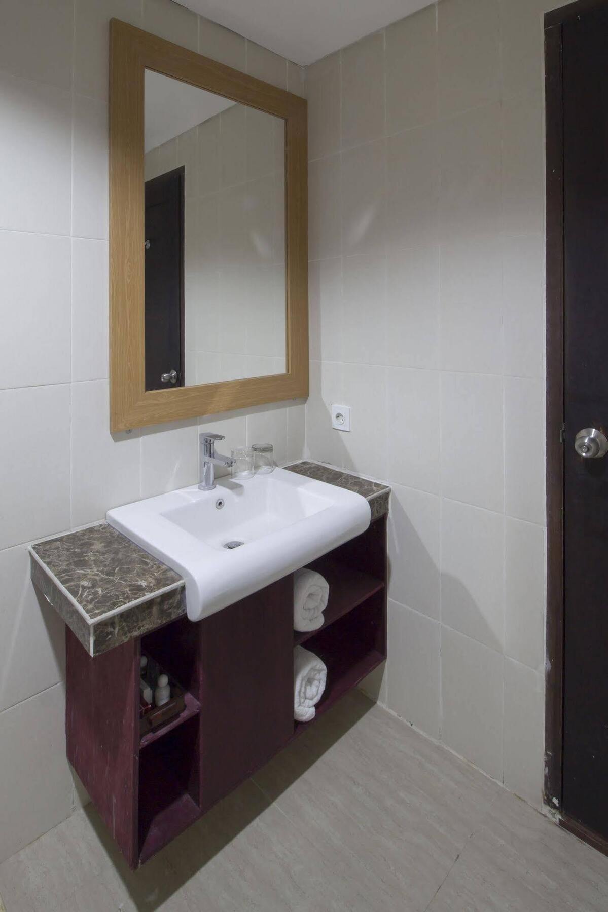 Grand Puri Saron Hotel Malioboro Jogjakarta Buitenkant foto