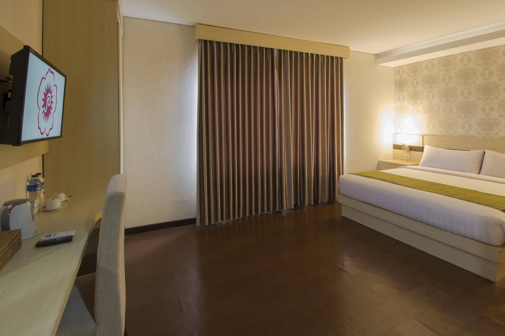 Grand Puri Saron Hotel Malioboro Jogjakarta Buitenkant foto