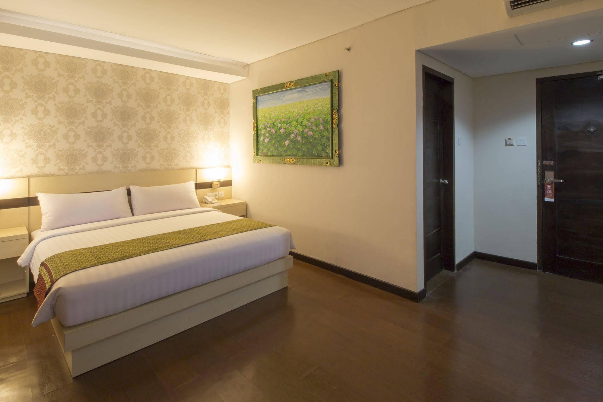 Grand Puri Saron Hotel Malioboro Jogjakarta Buitenkant foto