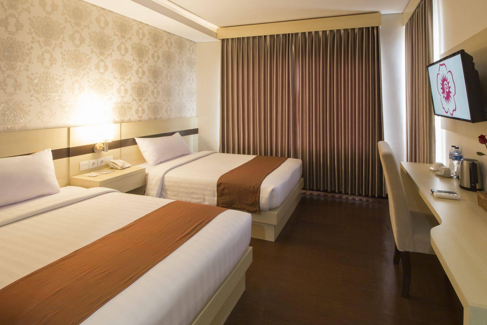 Grand Puri Saron Hotel Malioboro Jogjakarta Buitenkant foto