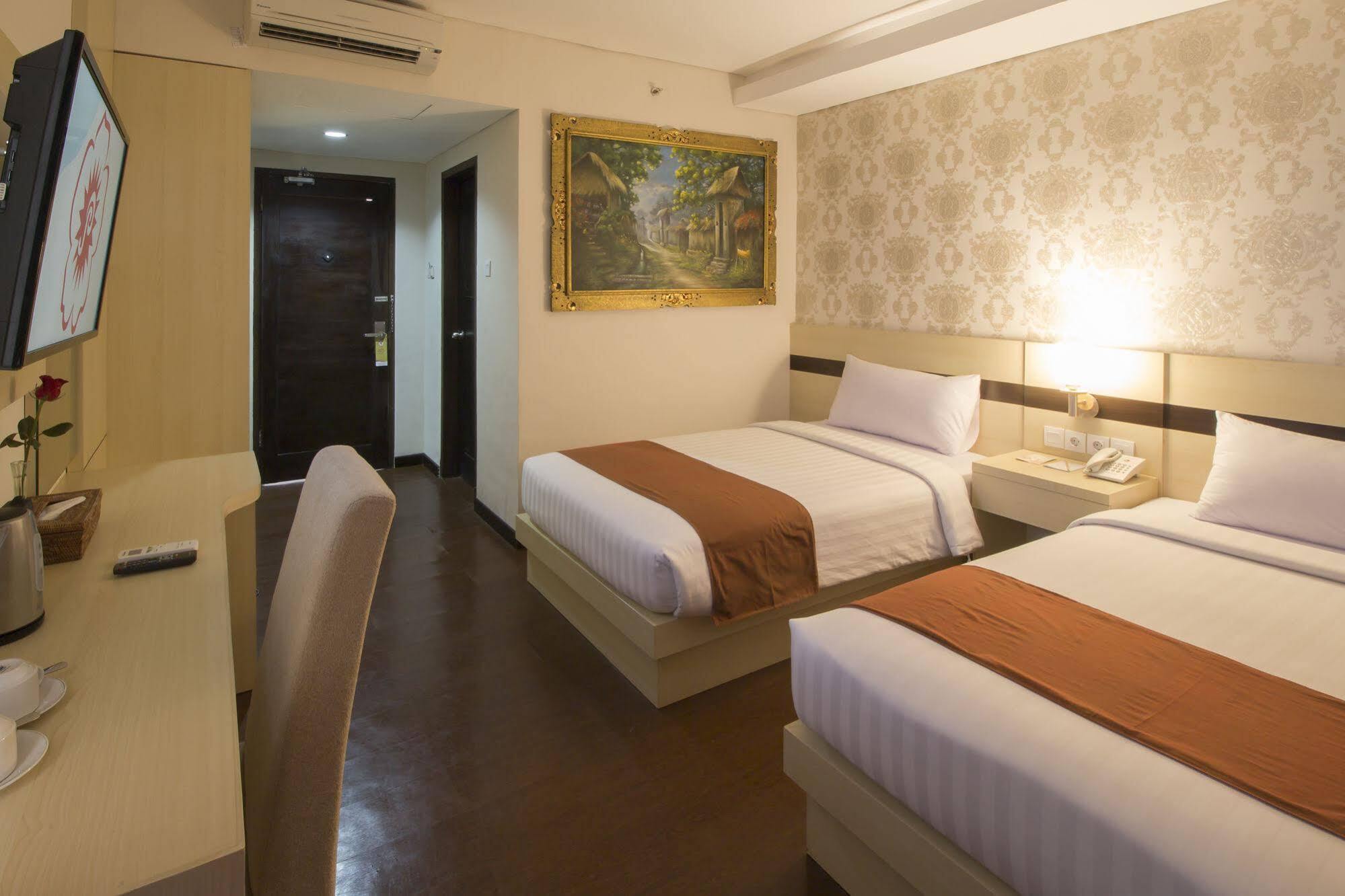 Grand Puri Saron Hotel Malioboro Jogjakarta Buitenkant foto