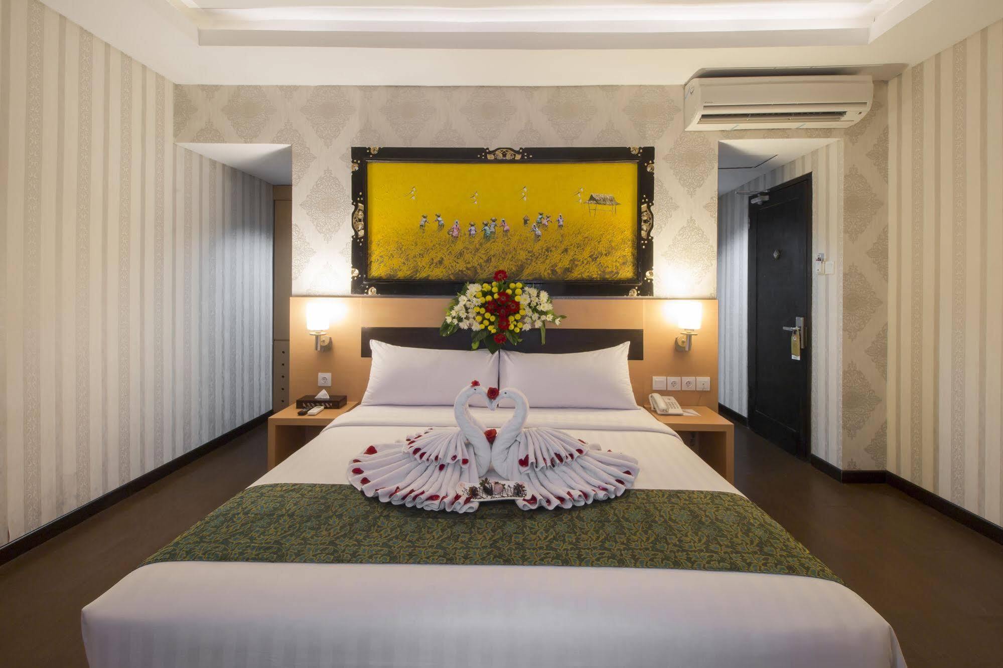 Grand Puri Saron Hotel Malioboro Jogjakarta Buitenkant foto