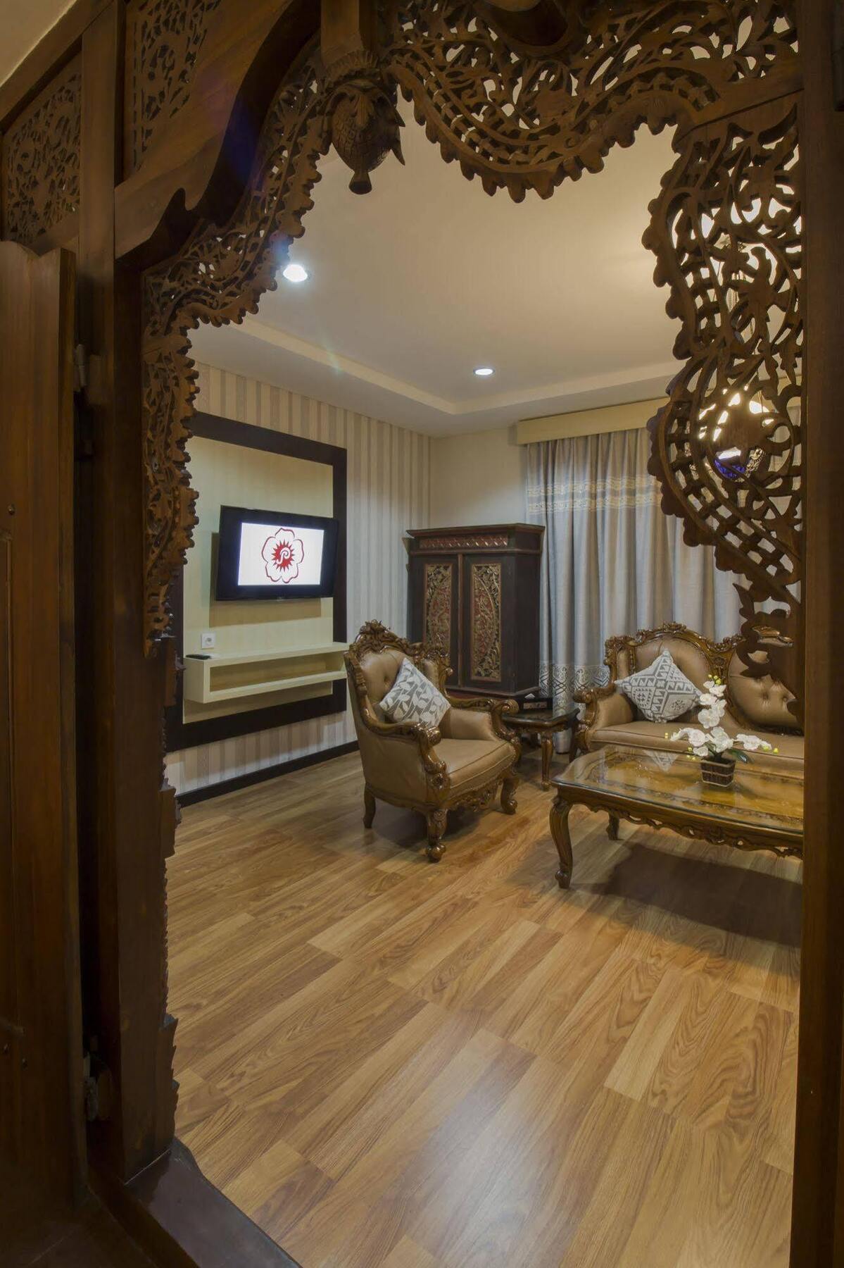 Grand Puri Saron Hotel Malioboro Jogjakarta Buitenkant foto