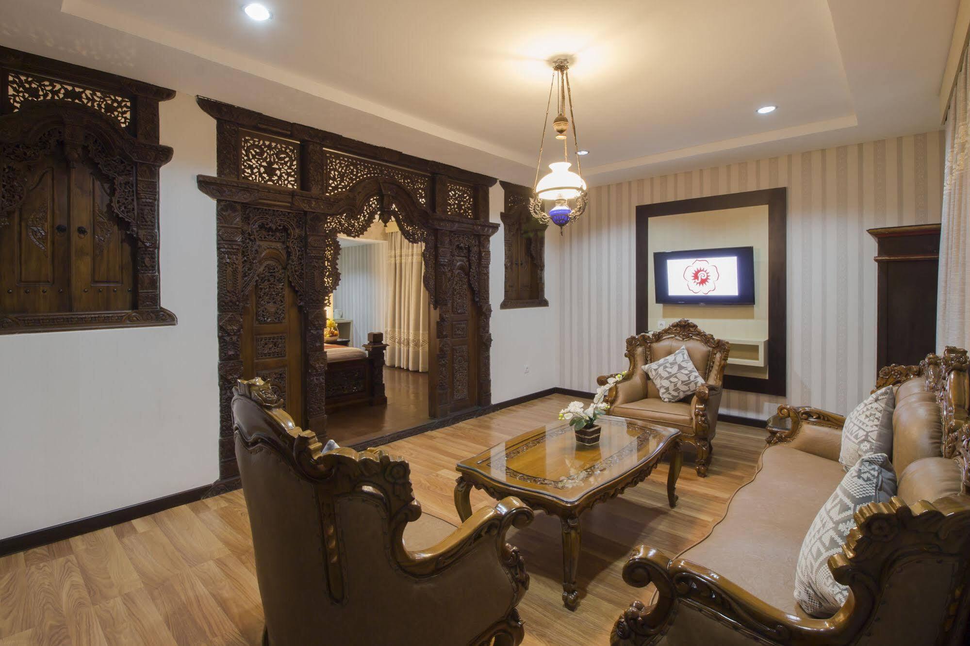 Grand Puri Saron Hotel Malioboro Jogjakarta Buitenkant foto