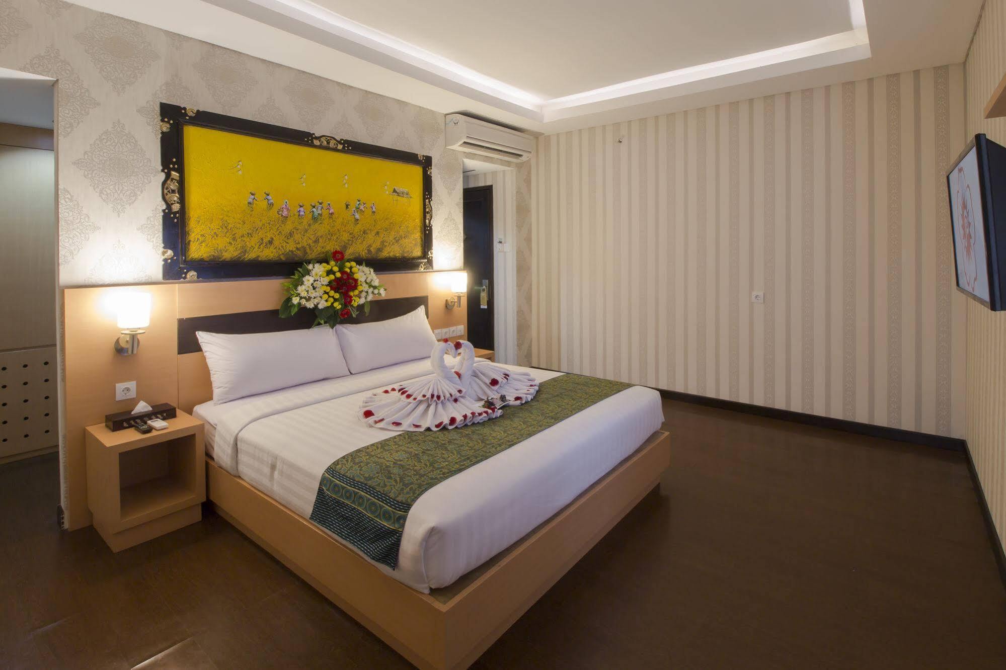 Grand Puri Saron Hotel Malioboro Jogjakarta Buitenkant foto