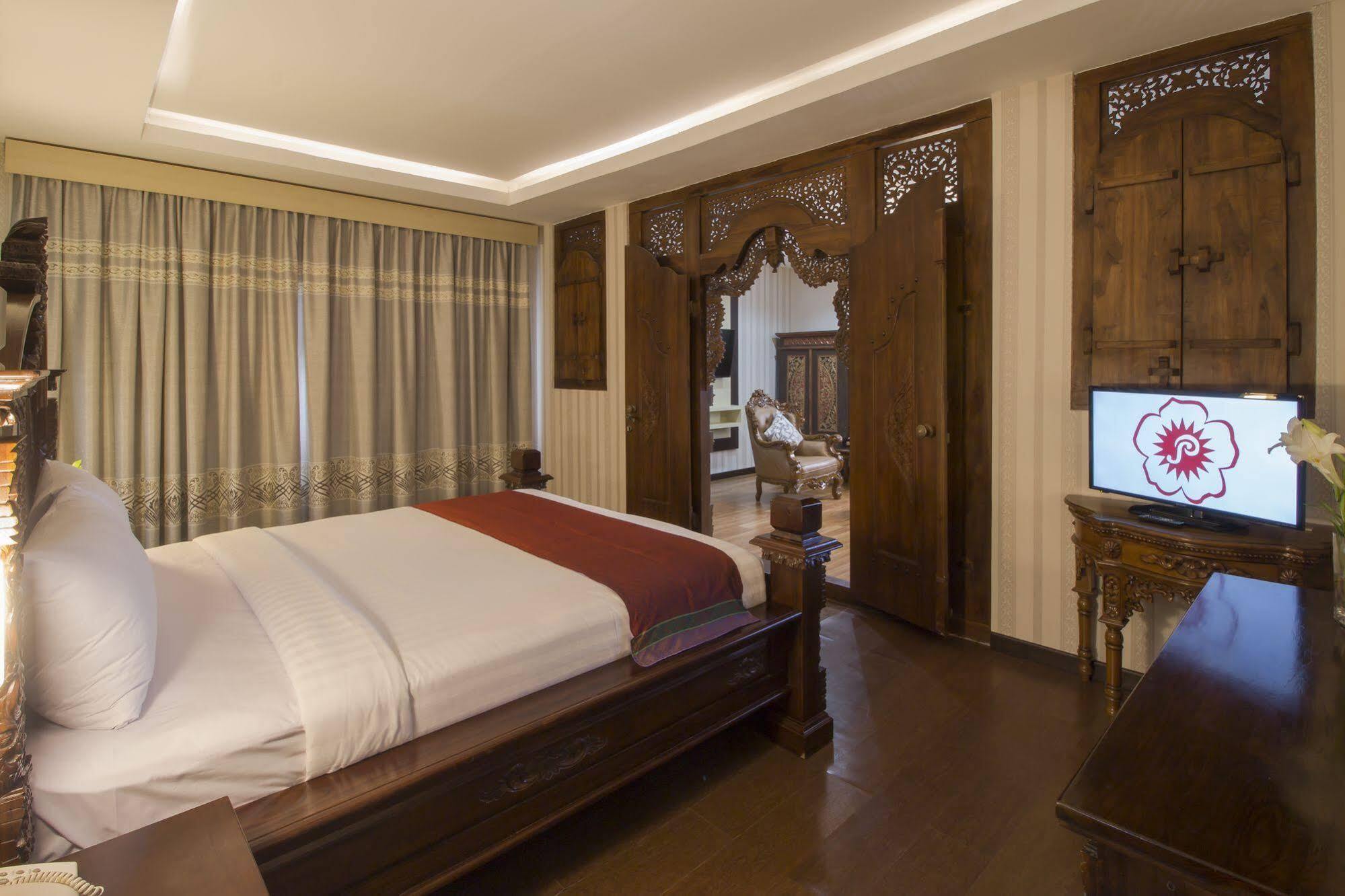 Grand Puri Saron Hotel Malioboro Jogjakarta Buitenkant foto