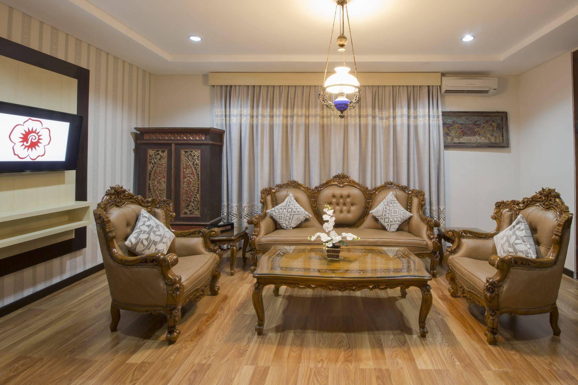 Grand Puri Saron Hotel Malioboro Jogjakarta Buitenkant foto