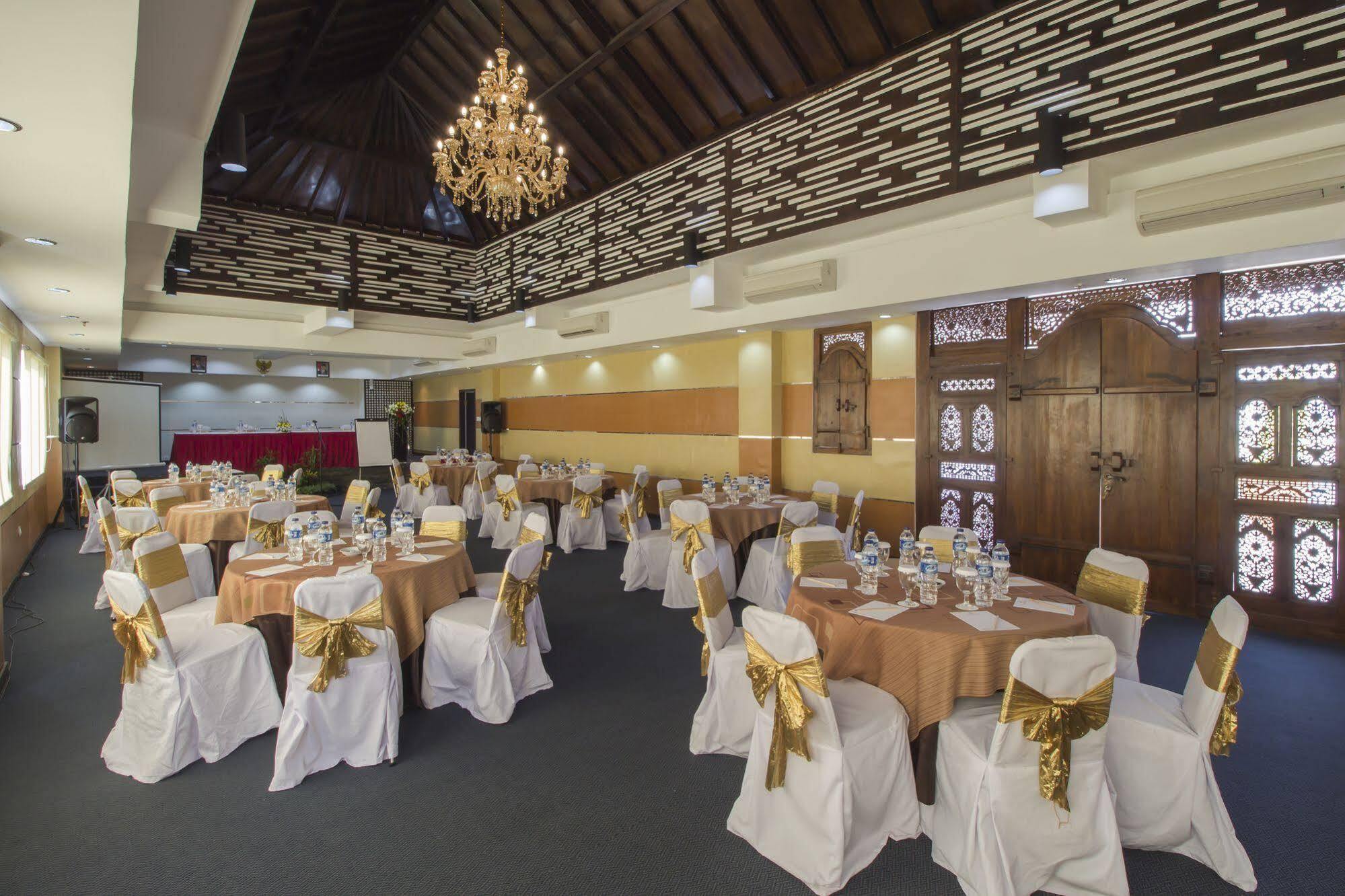 Grand Puri Saron Hotel Malioboro Jogjakarta Buitenkant foto