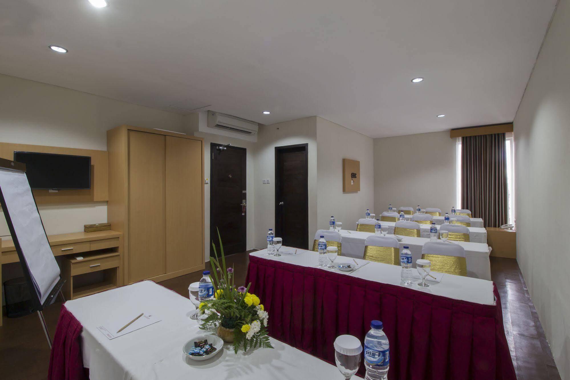 Grand Puri Saron Hotel Malioboro Jogjakarta Buitenkant foto